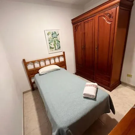 Grosse Terrasse Mit Esstisch, Markise. Einfach Apartman