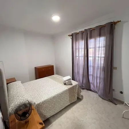 Grosse Terrasse Mit Esstisch, Markise. Einfach Apartment *