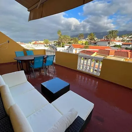 Grosse Terrasse Mit Esstisch, Markise. Einfach *