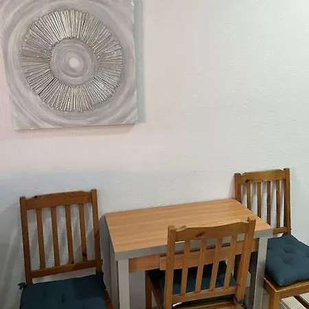 Grosse Terrasse Mit Esstisch, Markise. Einfach