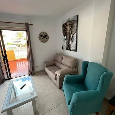 Grosse Terrasse Mit Esstisch, Markise. Einfach