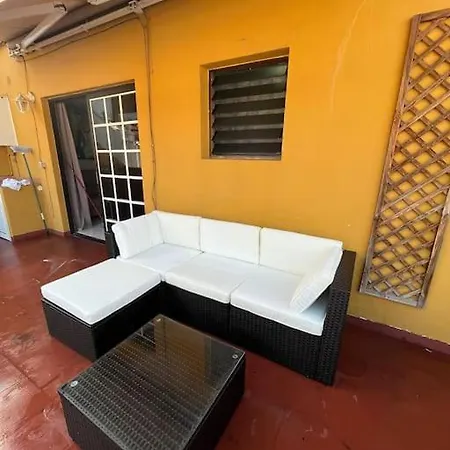 Grosse Terrasse Mit Esstisch, Markise. Einfach *