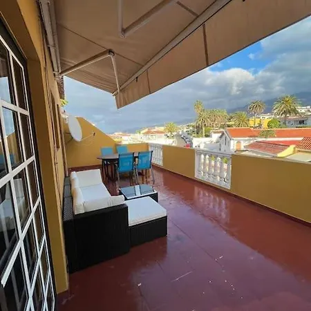 Grosse Terrasse Mit Esstisch, Markise. Einfach 公寓