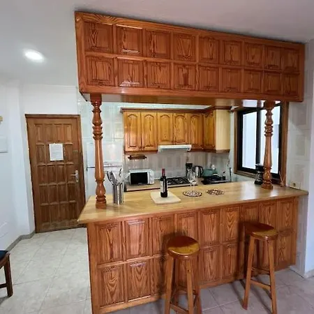 Grosse Terrasse Mit Esstisch, Markise. Einfach *