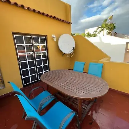 Grosse Terrasse Mit Esstisch, Markise. Einfach 公寓