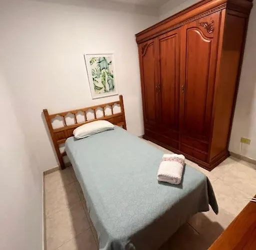 Grosse Terrasse Mit Esstisch, Markise. Einfach Apartamento