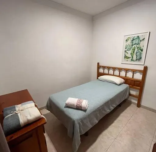 Grosse Terrasse Mit Esstisch, Markise. Einfach *