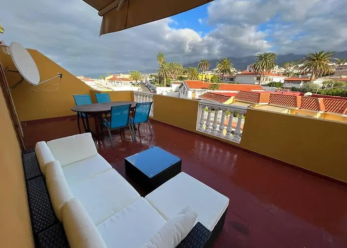 Grosse Terrasse Mit Esstisch, Markise. Einfach *