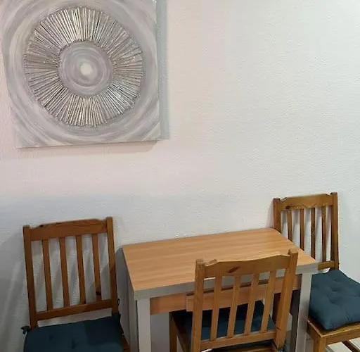 Grosse Terrasse Mit Esstisch, Markise. Einfach