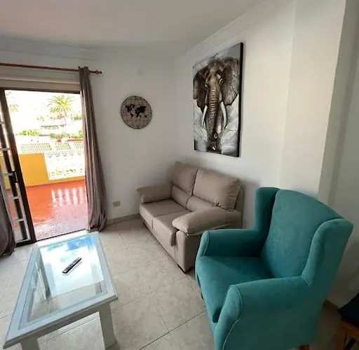 Grosse Terrasse Mit Esstisch, Markise. Einfach